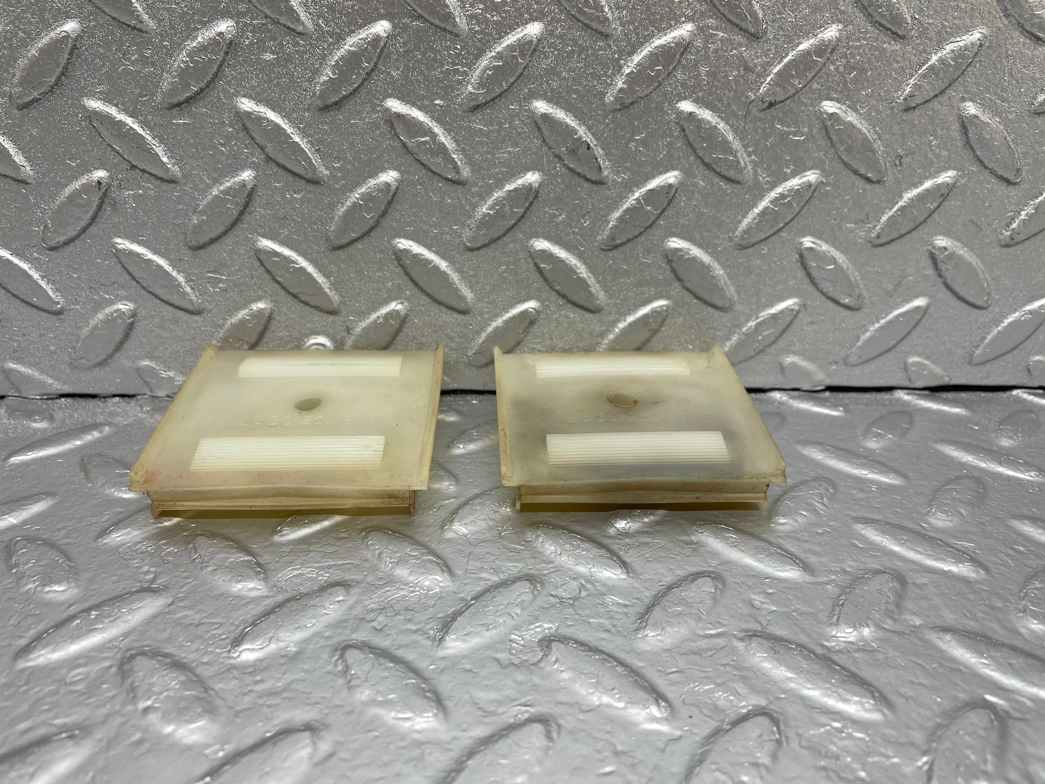 43633 Mercedes-Benz C126 380SEC Coupe Door Window Guide Bracket Plastic 2x 1267250897