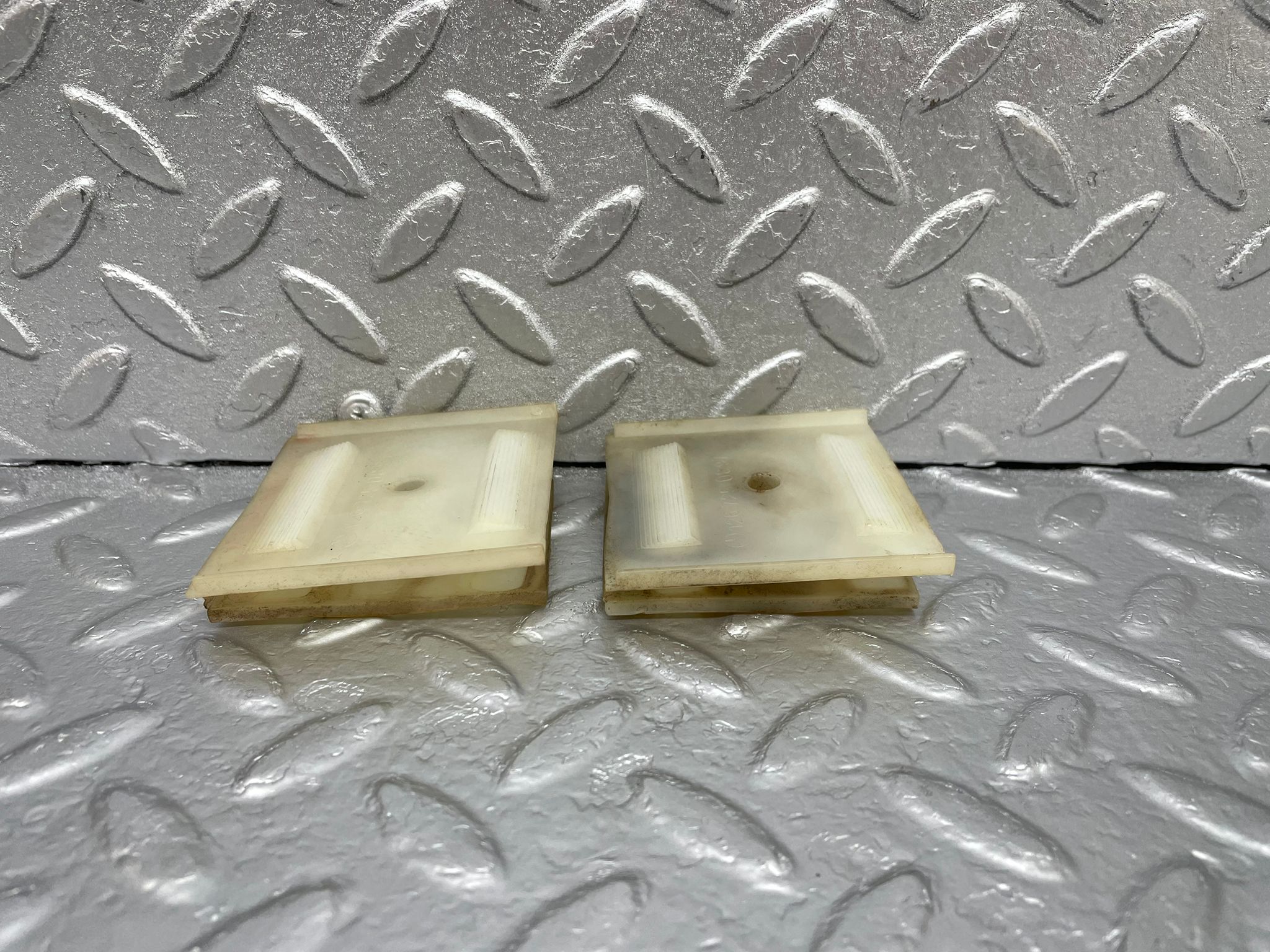 43633 Mercedes-Benz C126 380SEC Coupe Door Window Guide Bracket Plastic 2x 1267250897