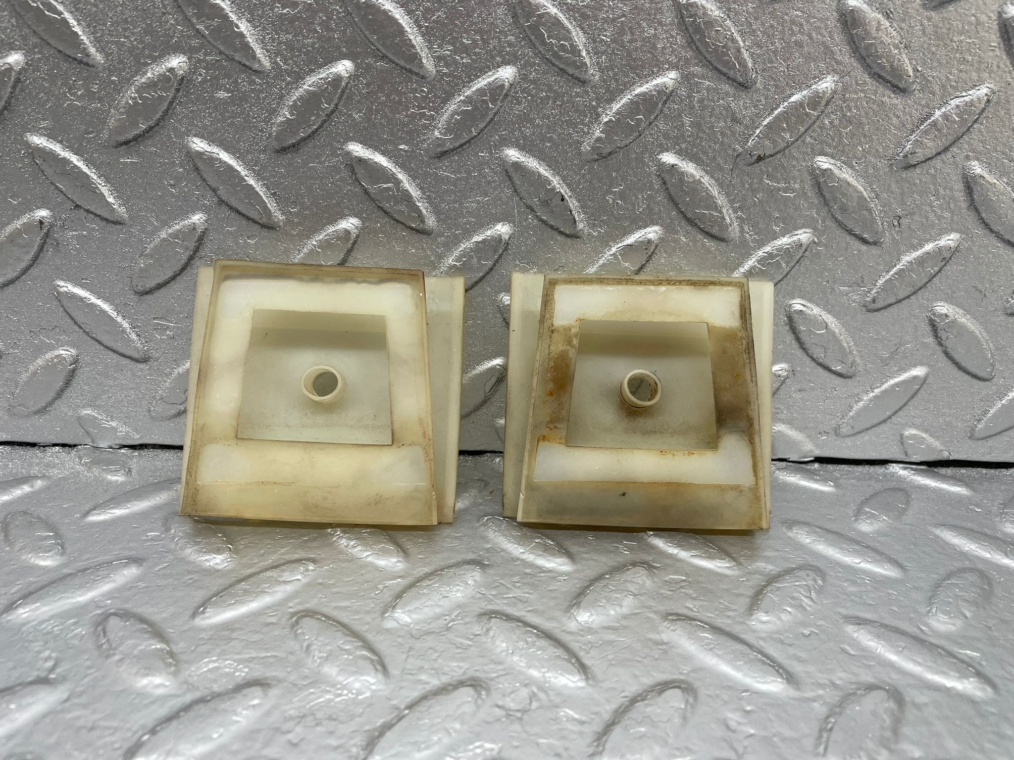 43633 Mercedes-Benz C126 380SEC Coupe Door Window Guide Bracket Plastic 2x 1267250897