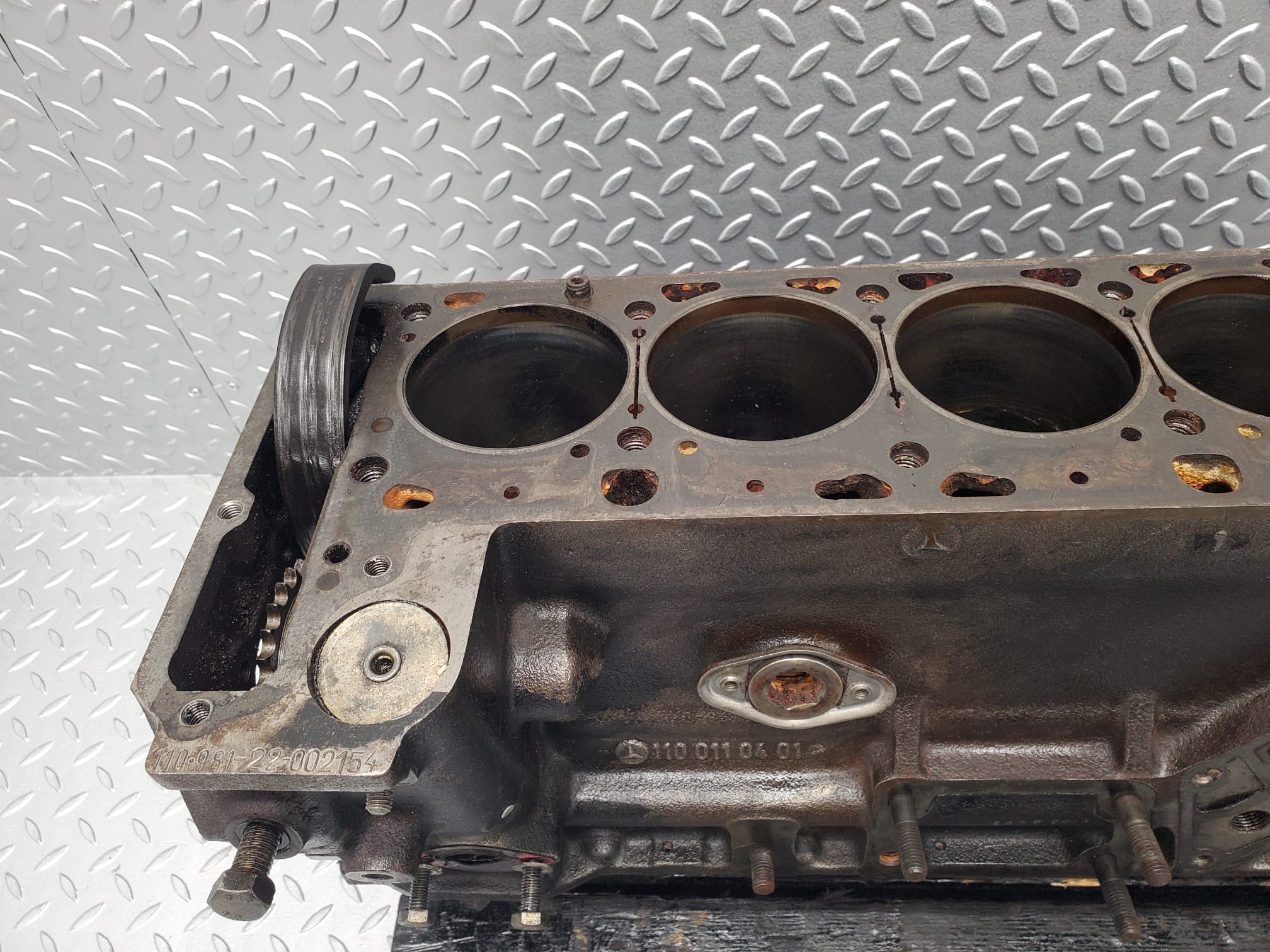 23677 Mercedes-Benz W114 280E Engine Block M110.981 1100110401