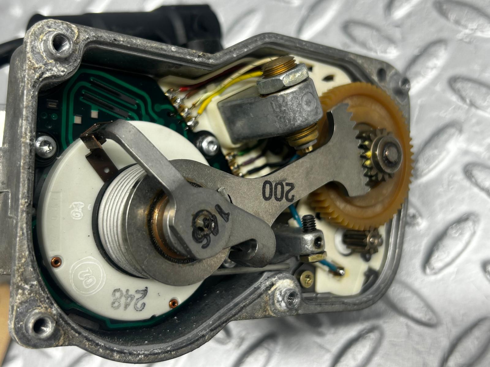 38559 Mercedes-Benz R129 280SL Coupe Throttle Body Valve VDO 0011416525