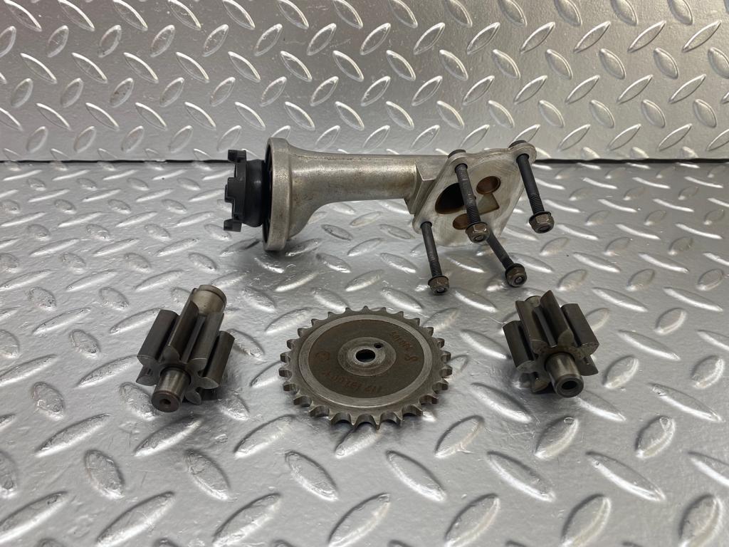 23850 Mercedes-Benz C107 450SLC Coupe Oil Pump 1161800555