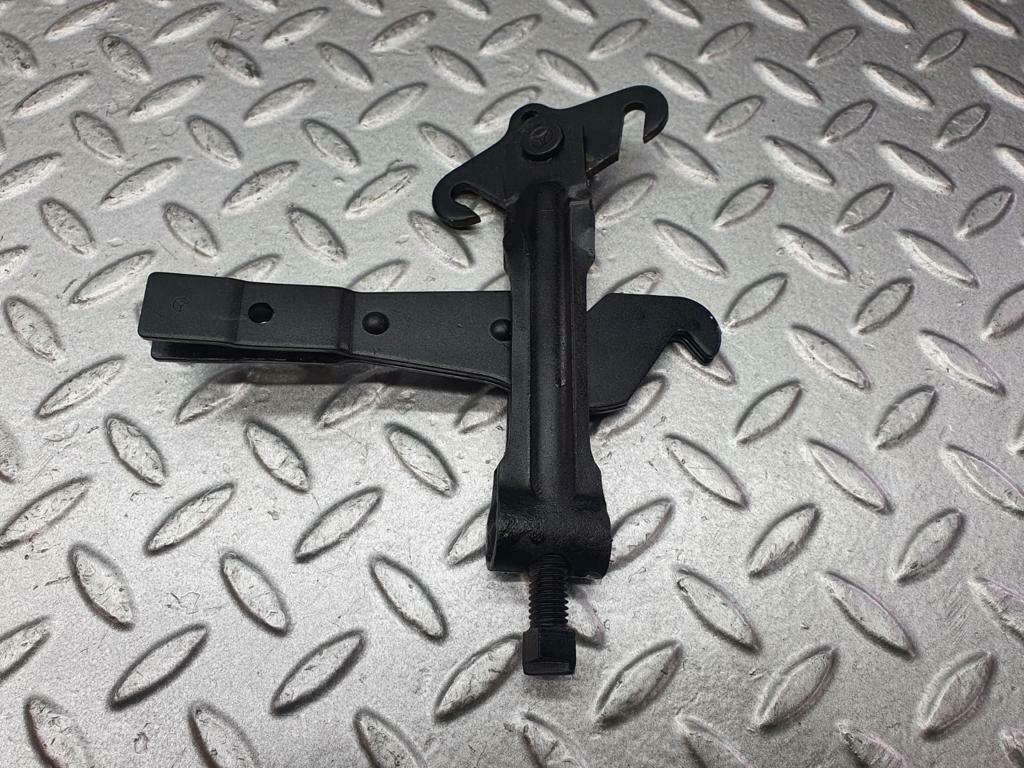 13548 Mercedes-Benz W123 200 Handbrake Adjusting Handbrake Regulator