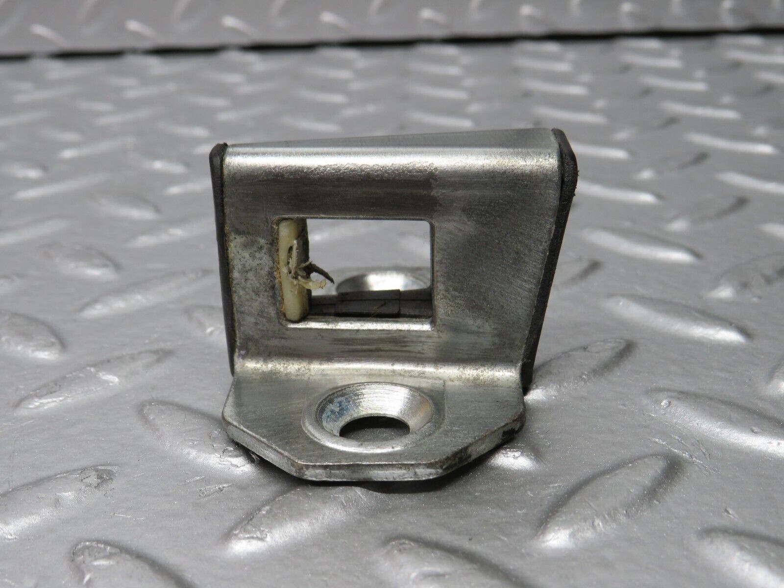 31322 Mercedes-Benz S124 220TE Wagon Door Lock Latch