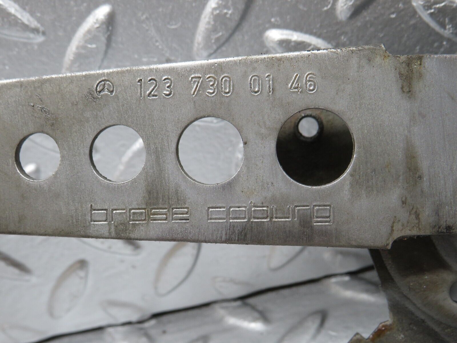 31154 Mercedes-Benz W123 200D Rear Left Manual Window Regulator 1237300146