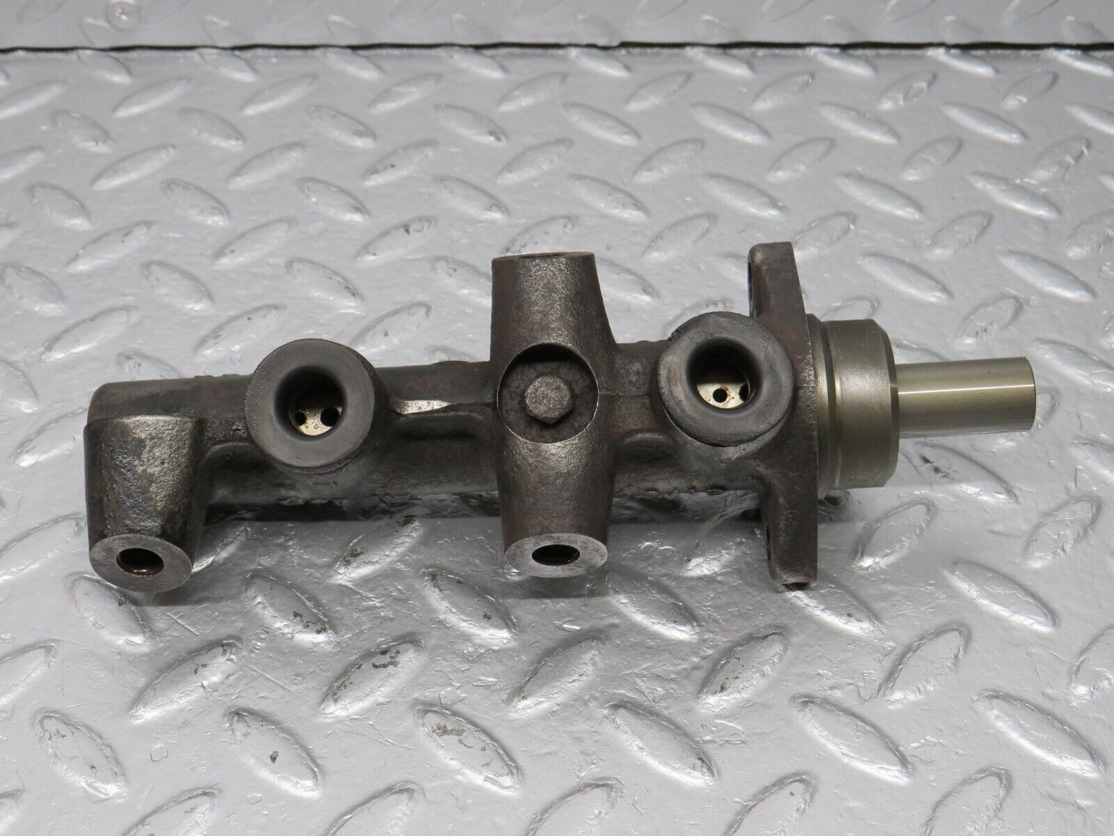 40703 Mercedes-Benz W123 300D Brake Master Cylinder Bendix