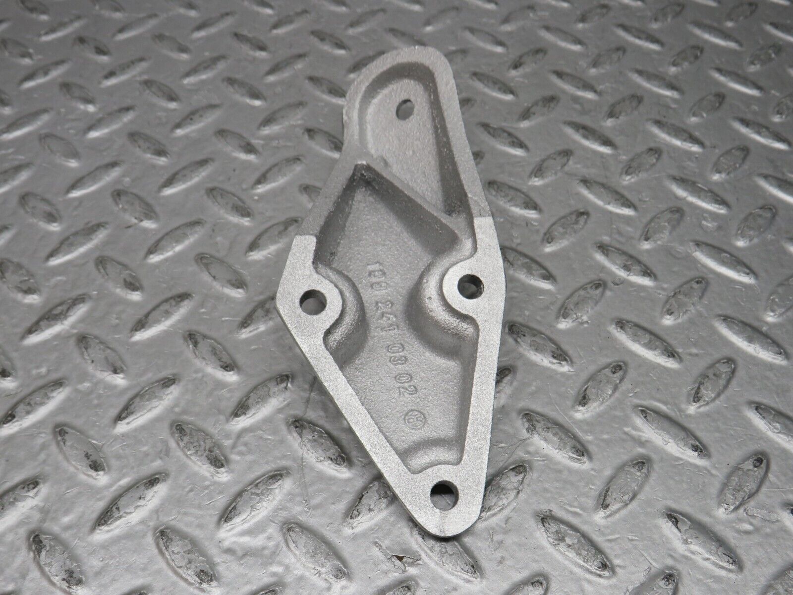 37351 Mercedes-Benz W109 300SEL Engine Mount Bracket Support Right 1092410302