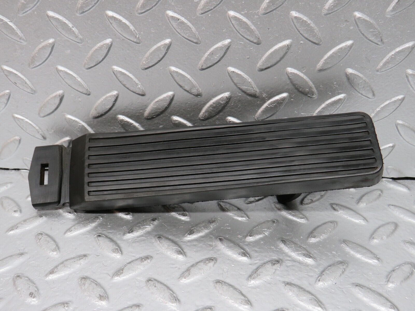 32597 Mercedes-Benz S124 300TE Wagon Accelerator Pedal With Rubber 1233010082