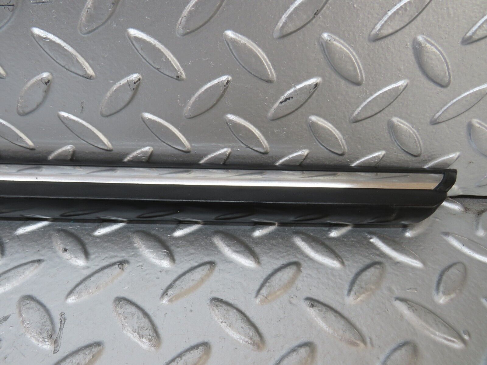 26079 Mercedes-Benz W116 450SE Rear Left Door Centre Moulding Trim