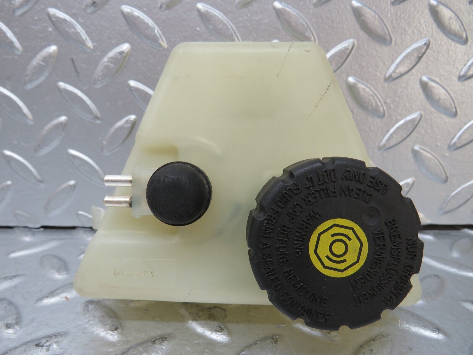 25822 Mercedes-Benz W124 280E Brake Fluid Reservoir Tank 2024300002