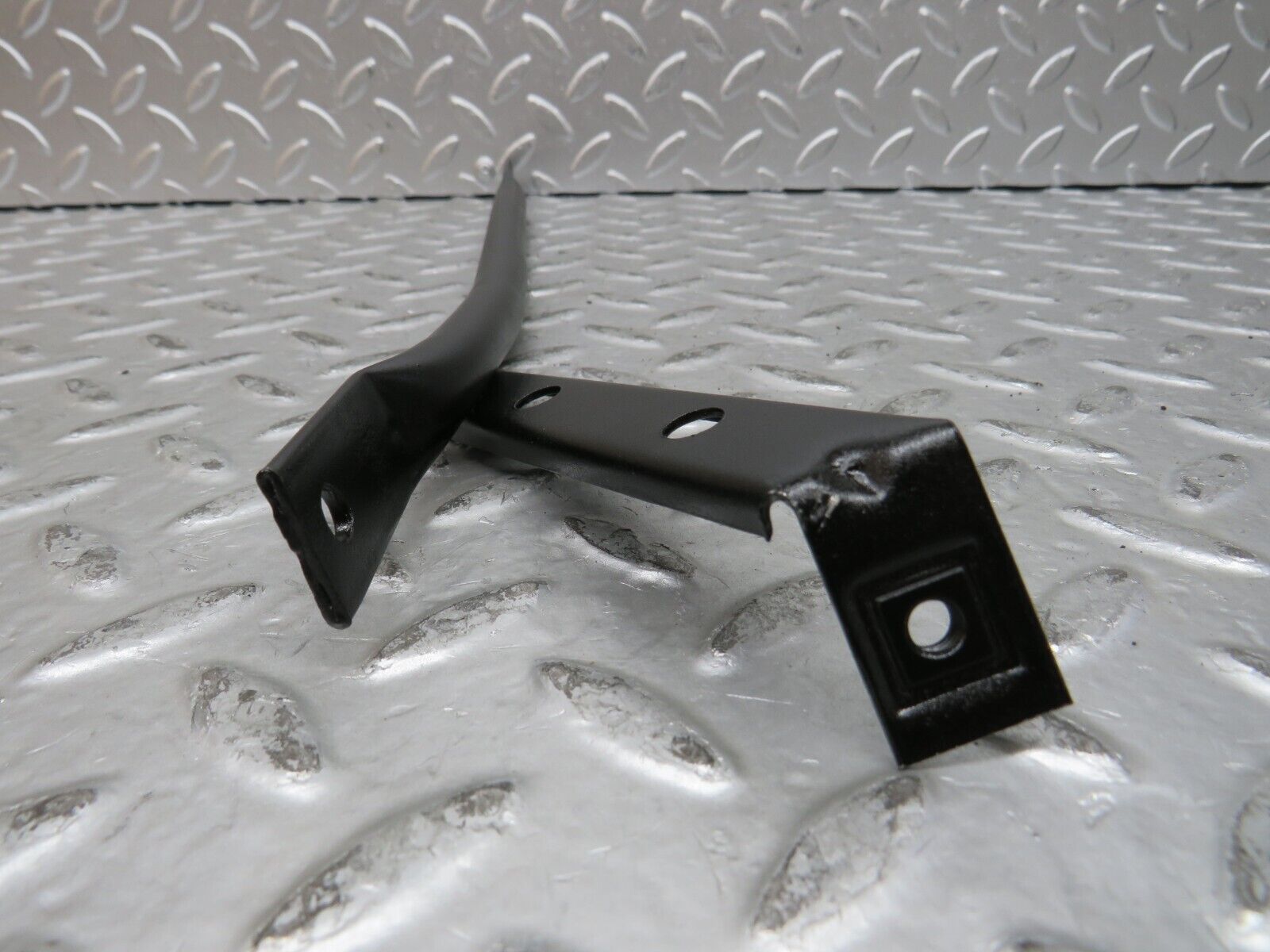 28179 Mercedes-Benz W123 280E Horn Bracket Horn Holder