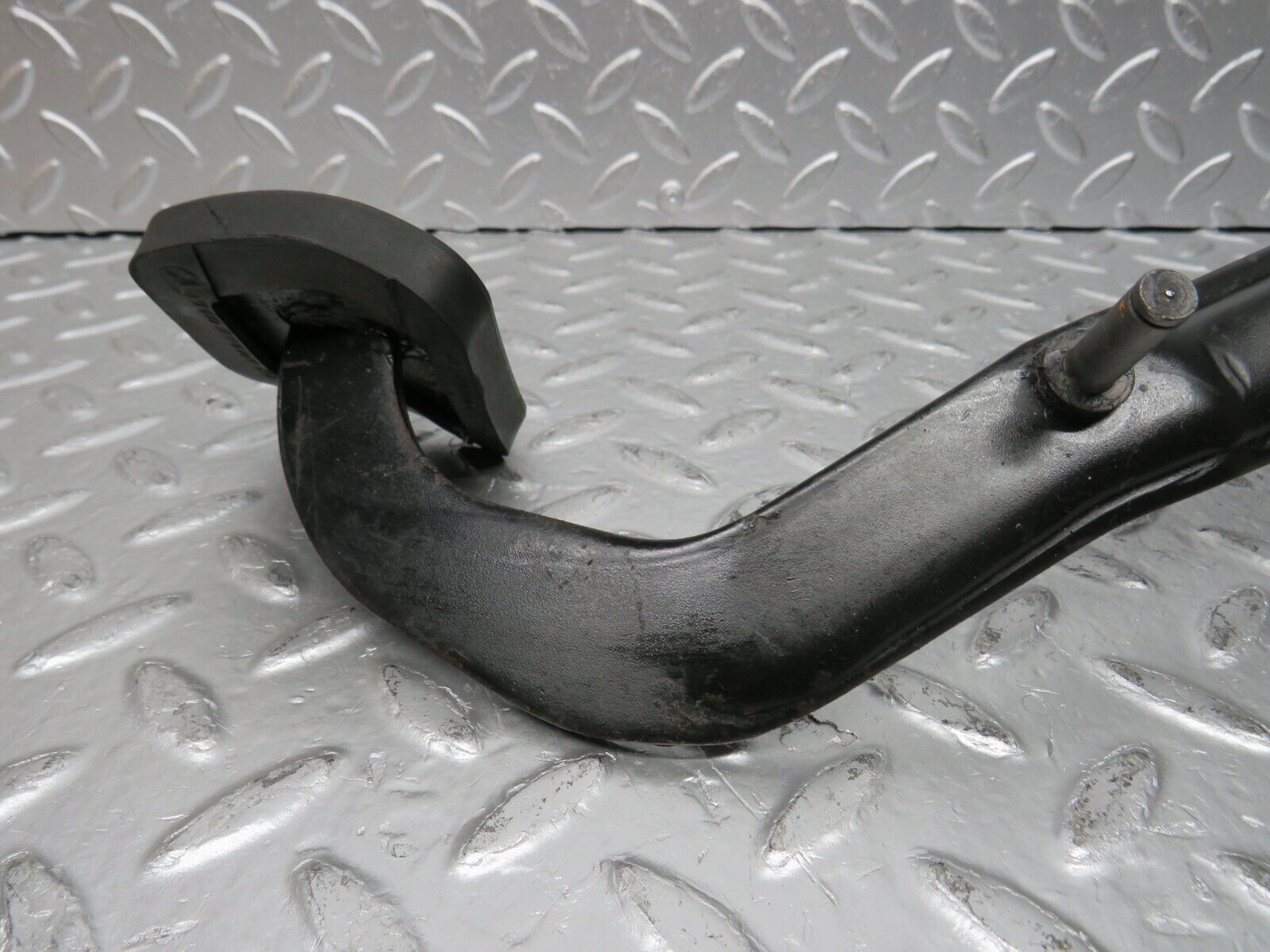 31129 Mercedes-Benz W123 200D Clutch Pedal With Rubber 1102910182