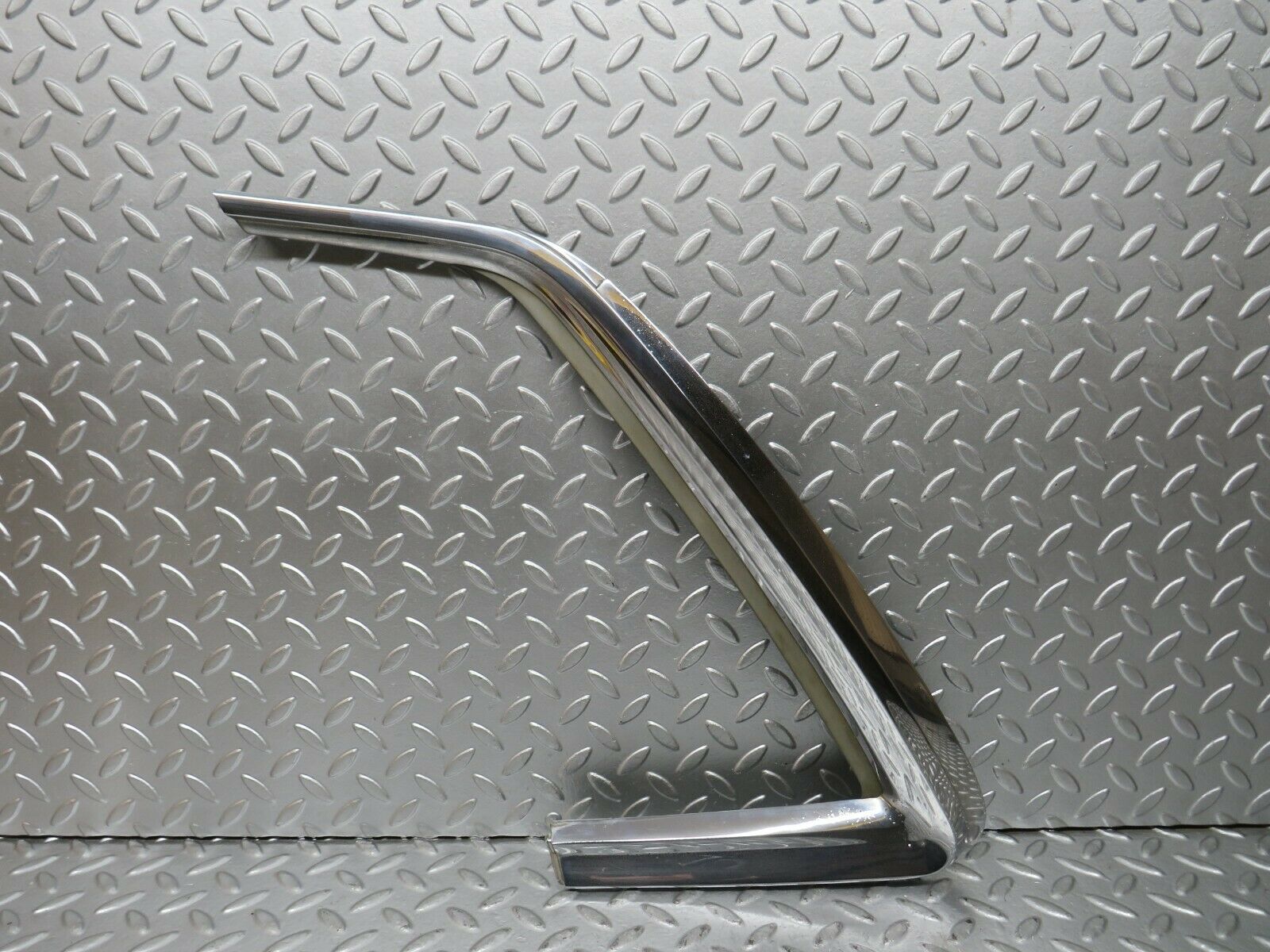 23785 Mercedes-Benz C107 450SLC Coupe Rear Window Trim Left 1076980189