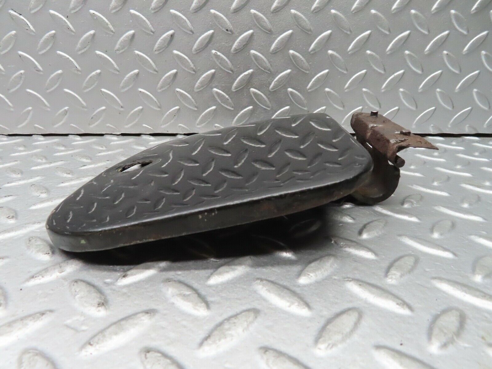 18996 Mercedes-Benz W121 190b Ponton Fuel Tank Flap Cap