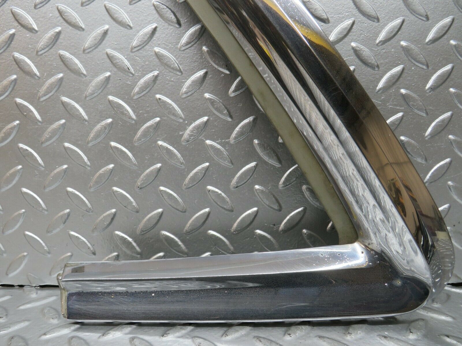 23785 Mercedes-Benz C107 450SLC Coupe Rear Window Trim Left 1076980189