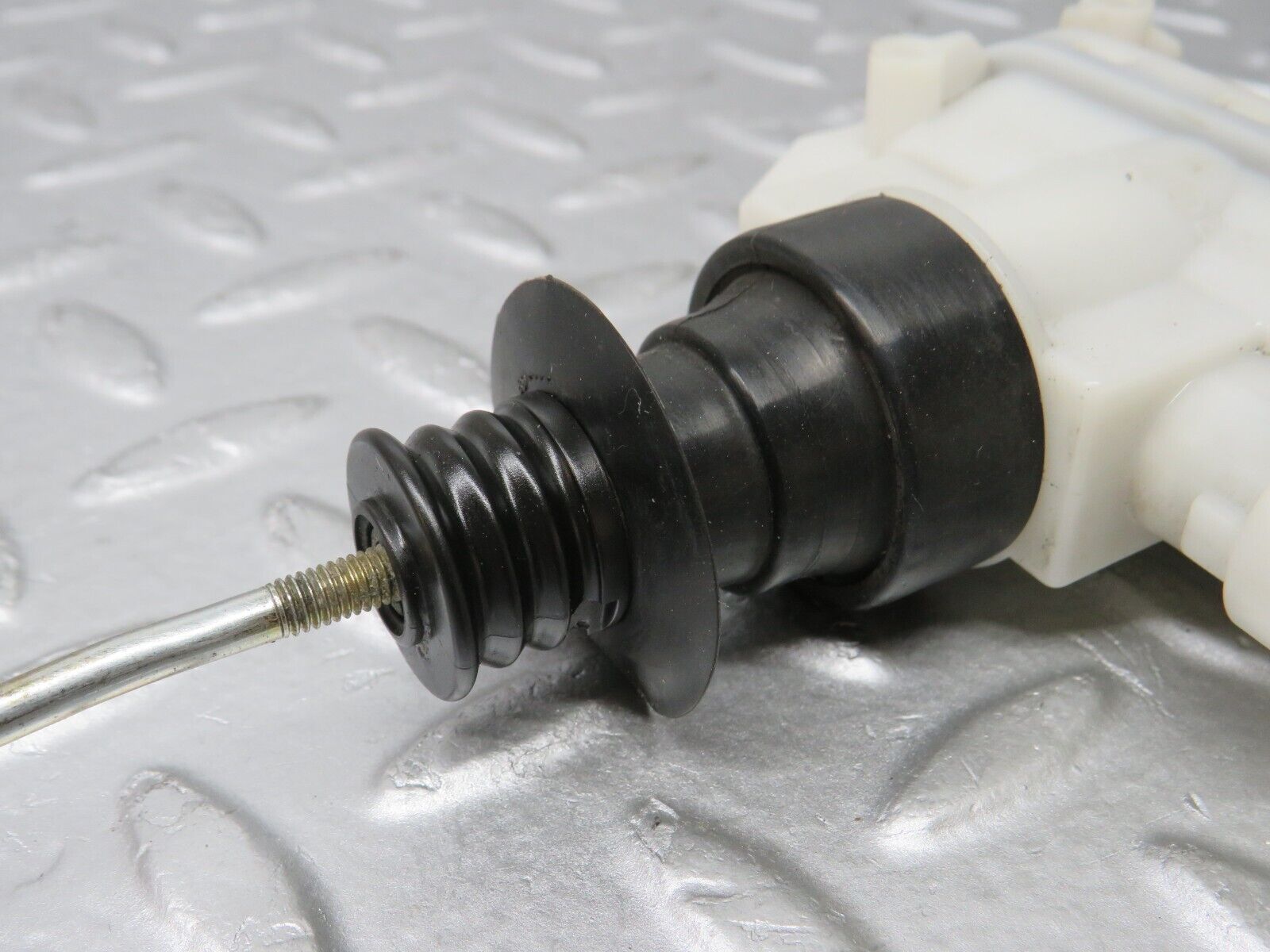 36150 Mercedes-Benz W126 420SE Front Left Door Lock Vacuum Actuator