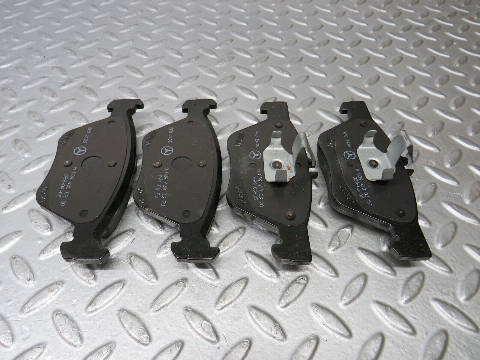 38212 Mercedes-Benz W210 Genuine Front Brake Pads New 0044200320