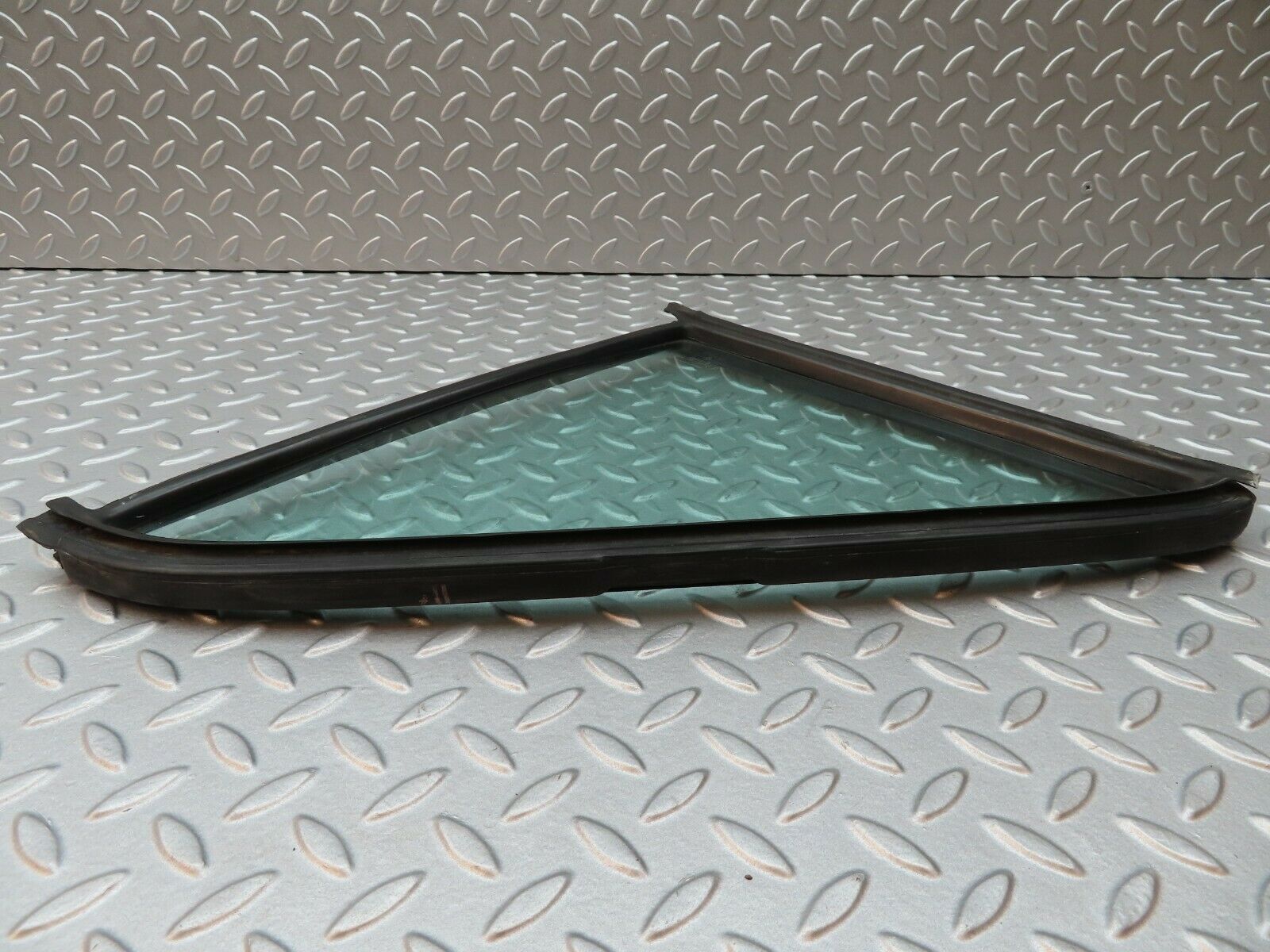 4466 Mercedes-Benz W123 230E Rear Right Quarter Glass