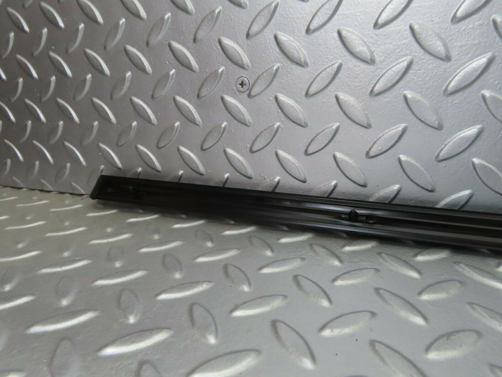 10273 Mercedes-Benz W123 Front Right Fender Wing Centre Moulding Trim