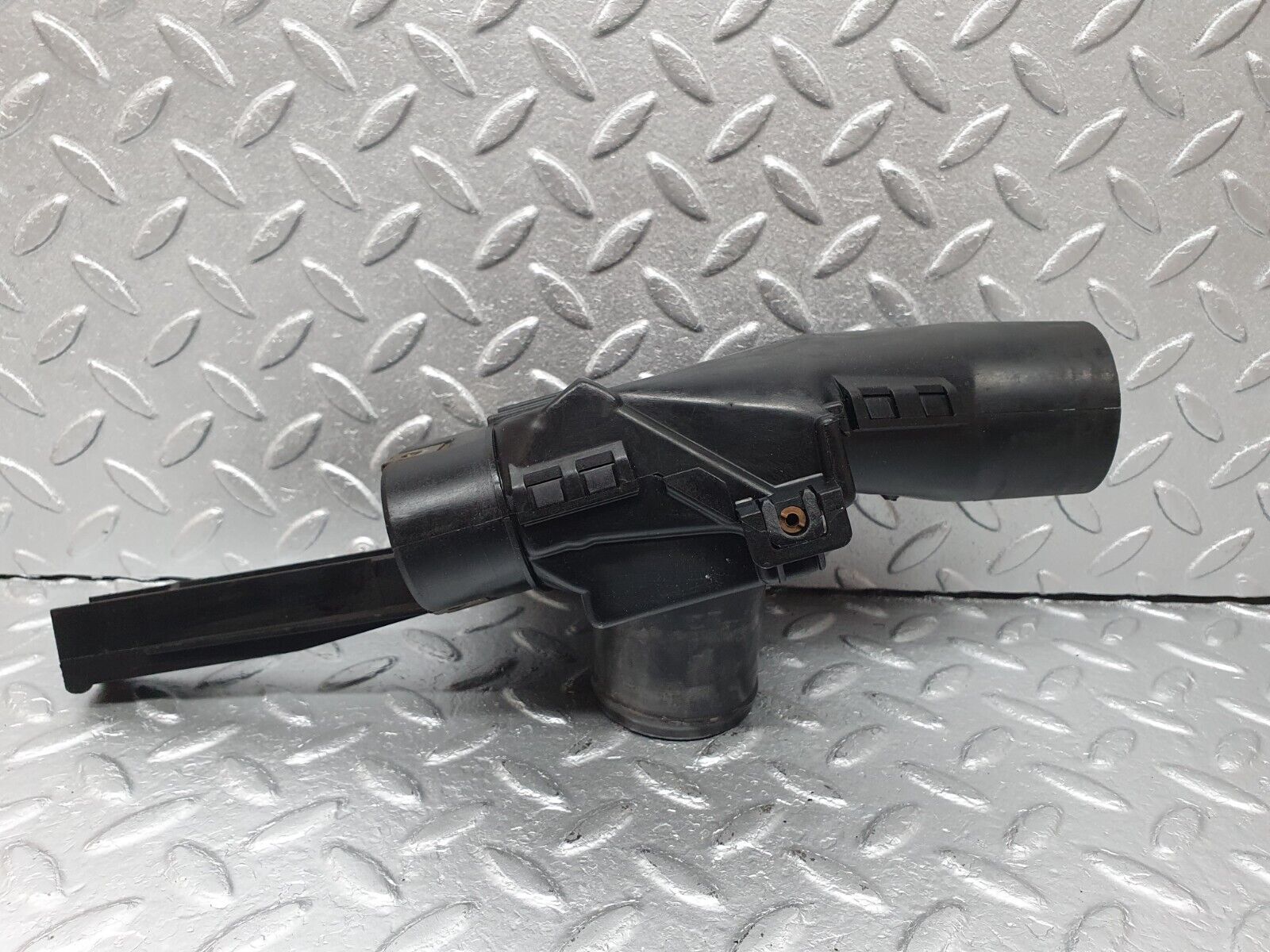 41541 Mercedes-Benz W124 200E Air Intake Pipe