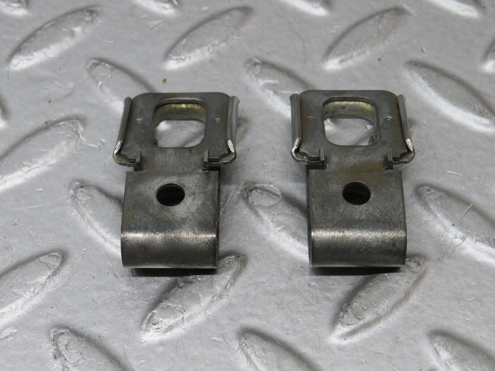 36245 Mercedes-Benz W126 420SE Fuel Injector Bracket 2x