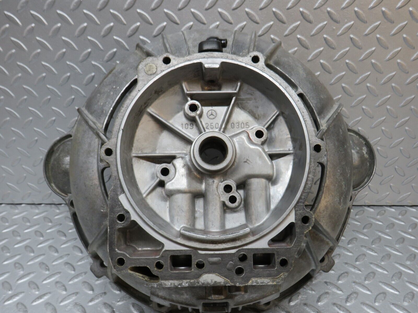 37678 Mercedes-Benz W109 300SEL Automatic Gearbox Bell Housing & Oil Pump 1092500305 1152770420