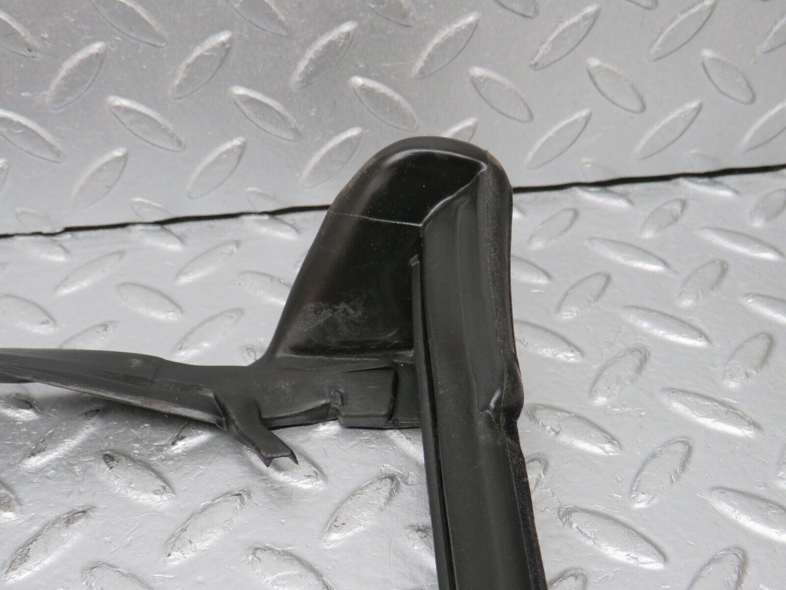 38606 Mercedes-Benz R129 280SL Coupe Front Windscreen Rubber Seal