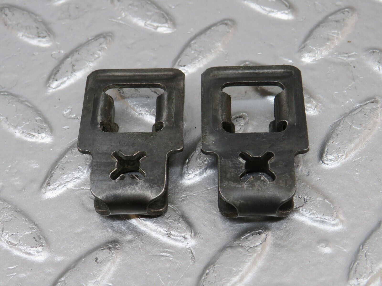 34131 Mercedes-Benz W124 260E Fuel Injector Bracket 2x