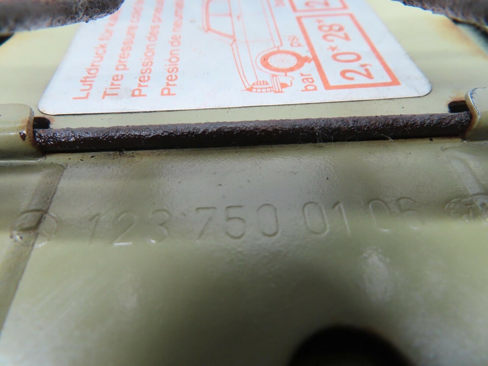 13527 Mercedes-Benz W123 200 Fuel Tank Flap Cap 1235840039