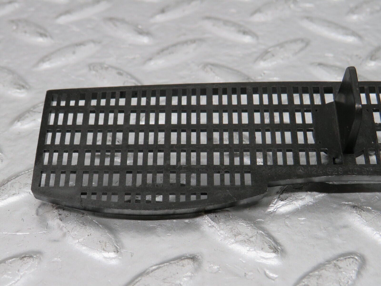 29547 Mercedes-Benz W124 230E Windscreen Water Drain Grill 1246280067