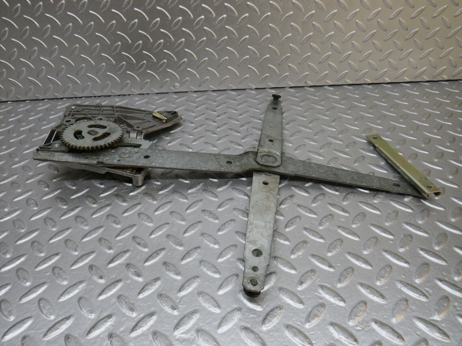 30070 Porsche 924 Right Door Power Window Regulator 477837376