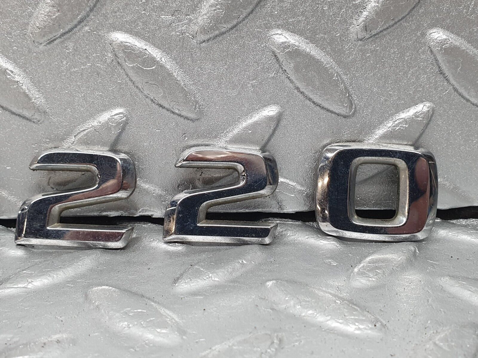 41302 Mercedes-Benz S124 E220 Wagon Trunk Badge Emblem