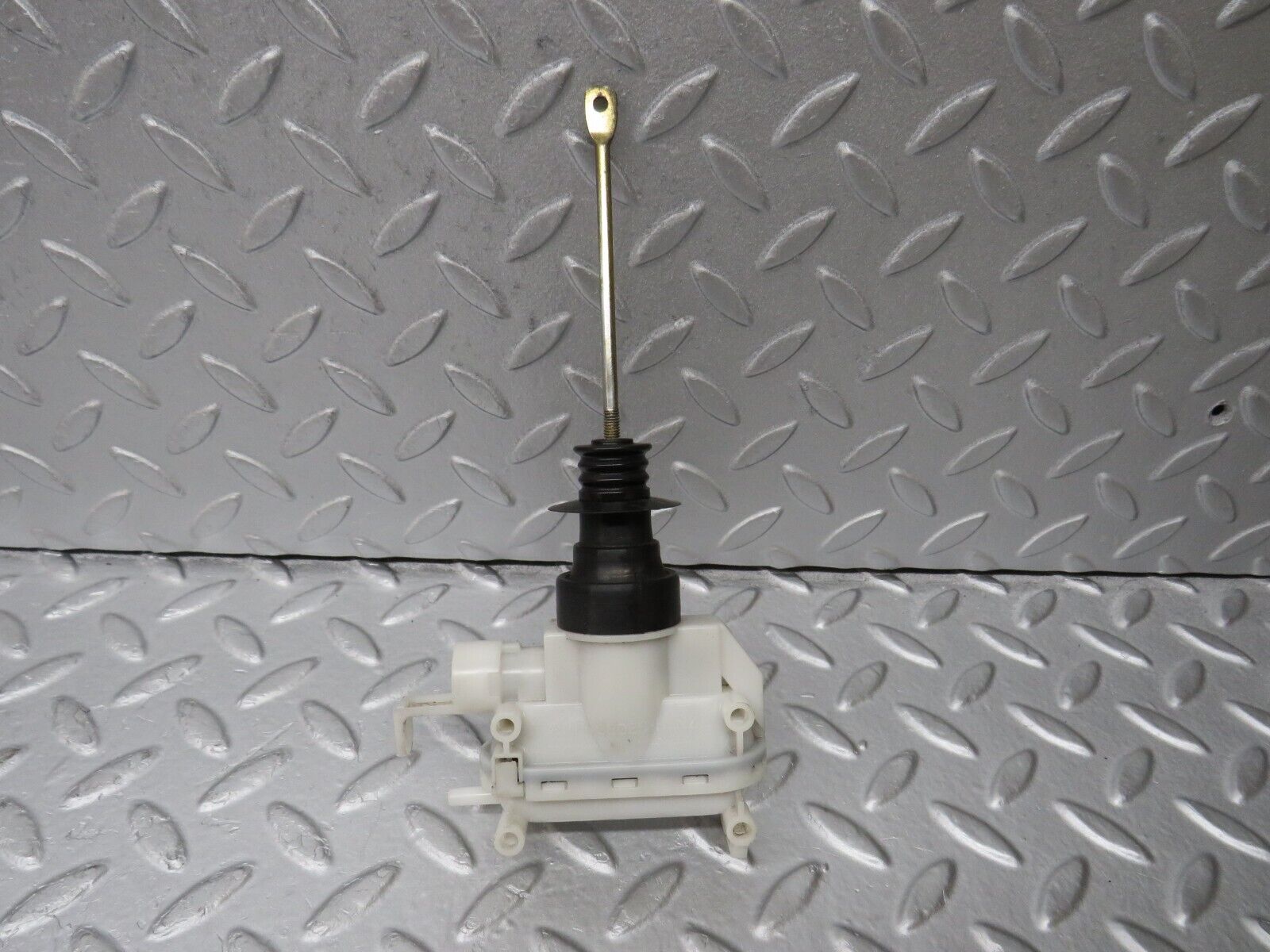 36150 Mercedes-Benz W126 420SE Front Left Door Lock Vacuum Actuator