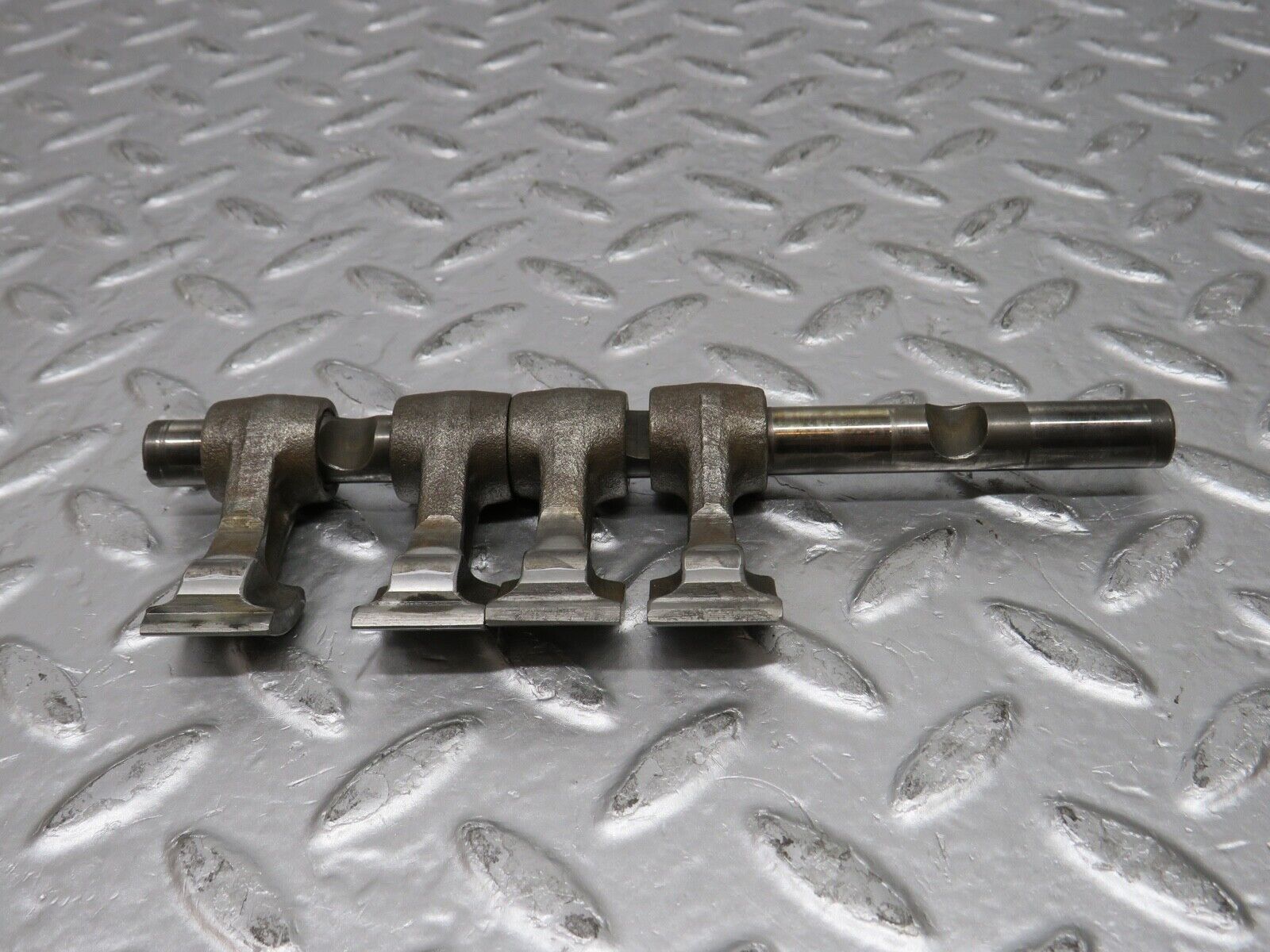 0361 Mercedes-Benz W123 220D Camshaft Rocker Arm With Shaft