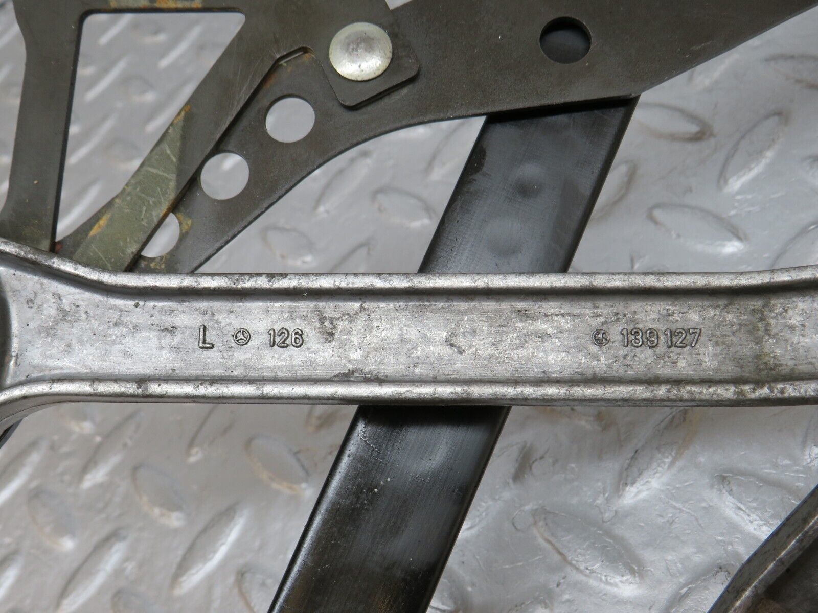 35988 Mercedes-Benz W126 420SE Front Left Power Window Regulator