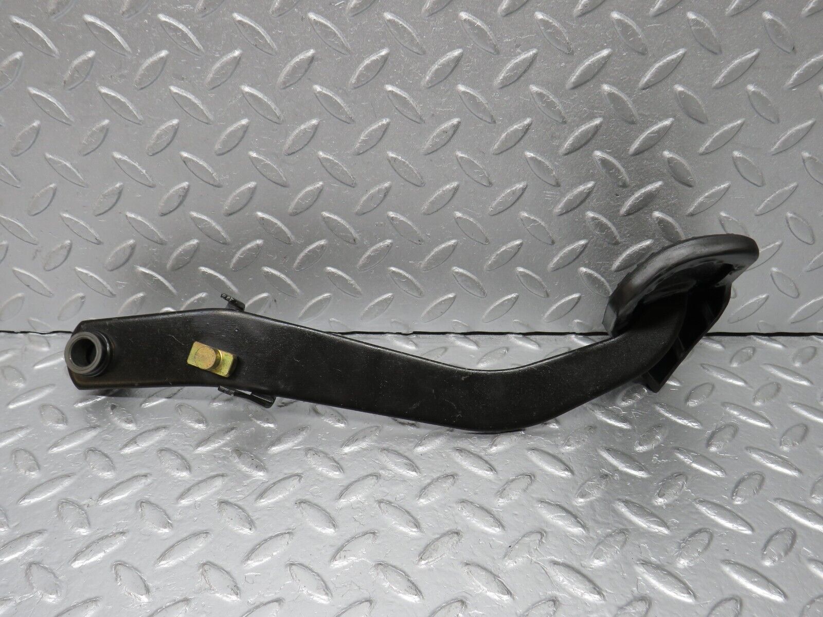 38811 Mercedes-Benz W201 190E 2.6L Brake Pedal With Rubber 1232910082