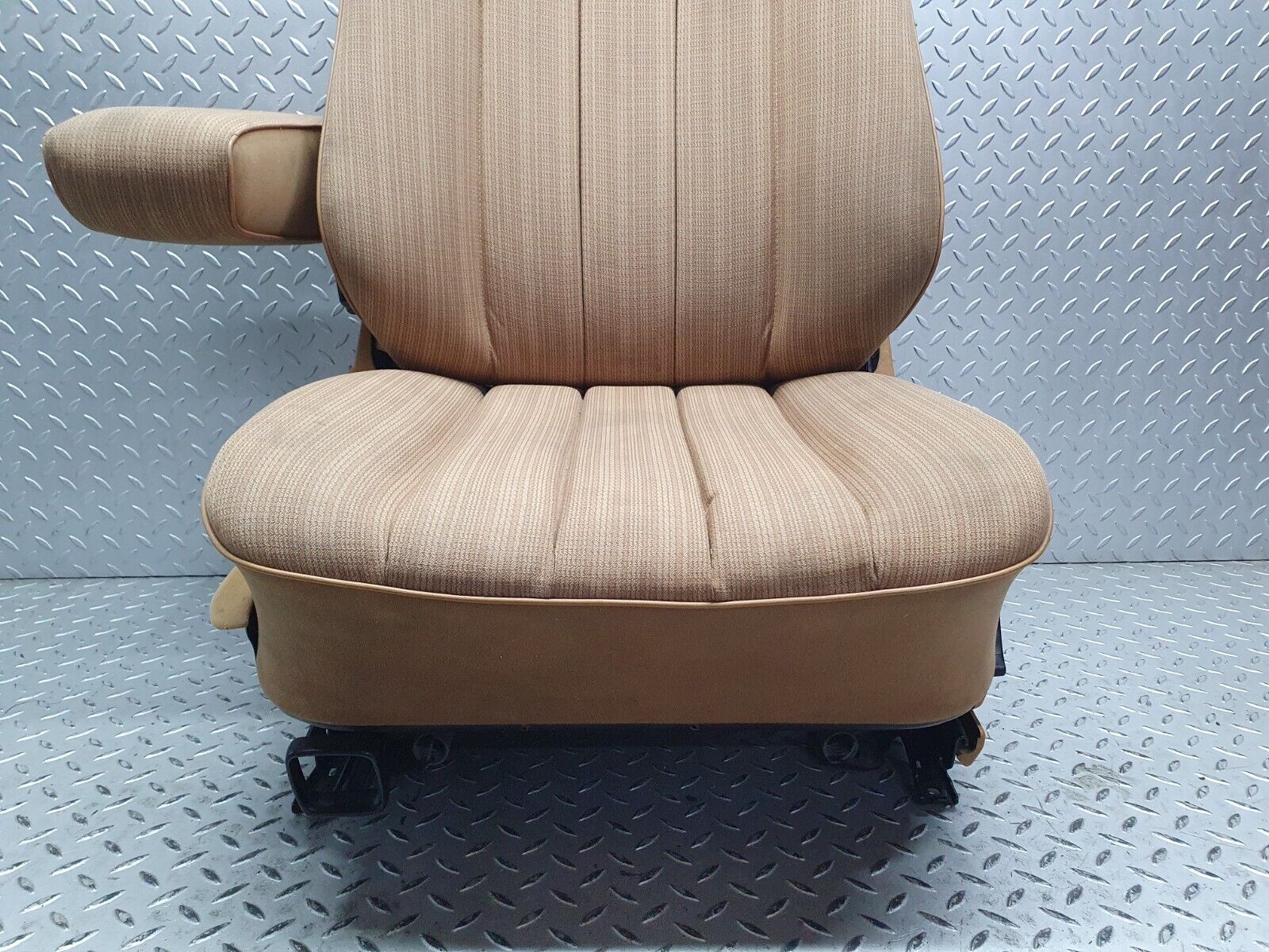 41375 Mercedes-Benz W124 200E Front Left Passenger Side Seat Palomino 1249101050