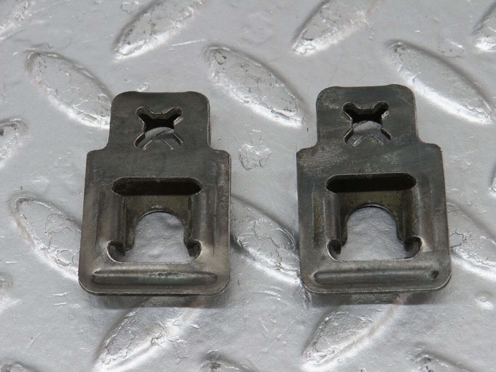 34132 Mercedes-Benz W124 260E Fuel Injector Bracket 2x