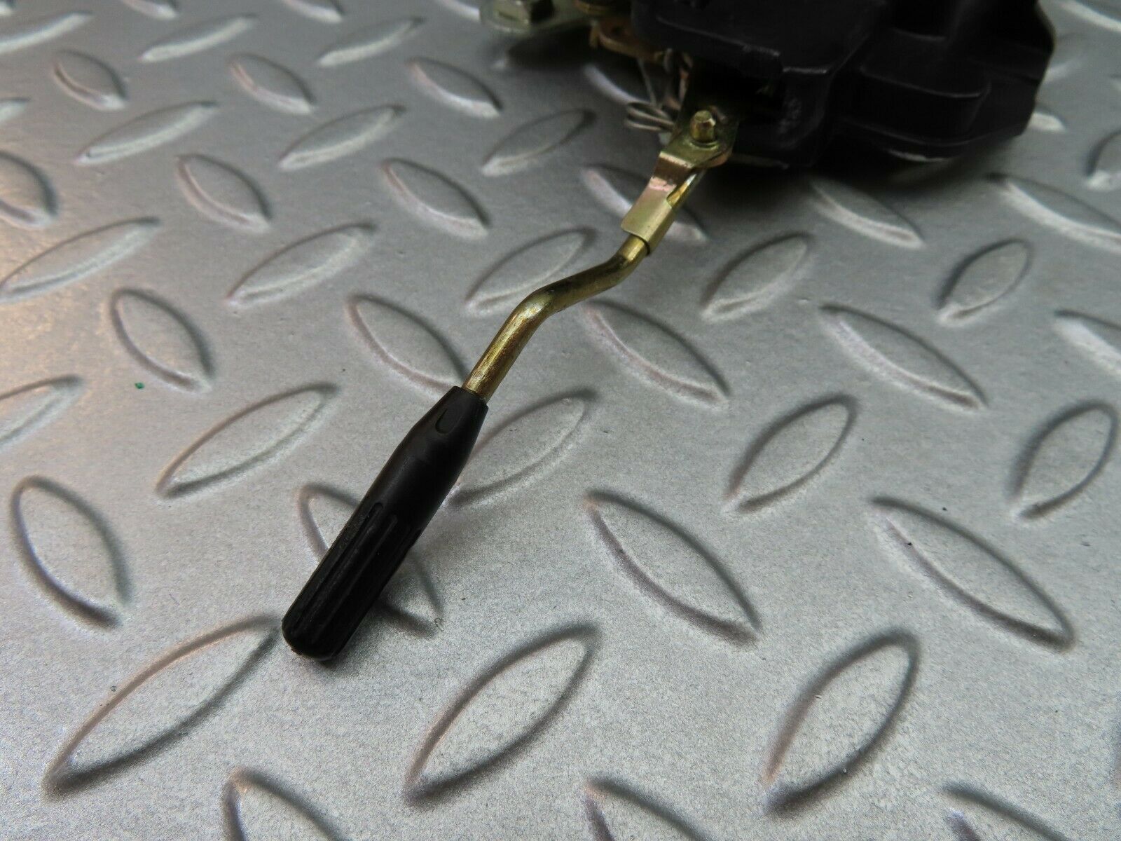 5815 Mercedes-Benz W123 200 Front Right Door Lock Mechanism 1237330208