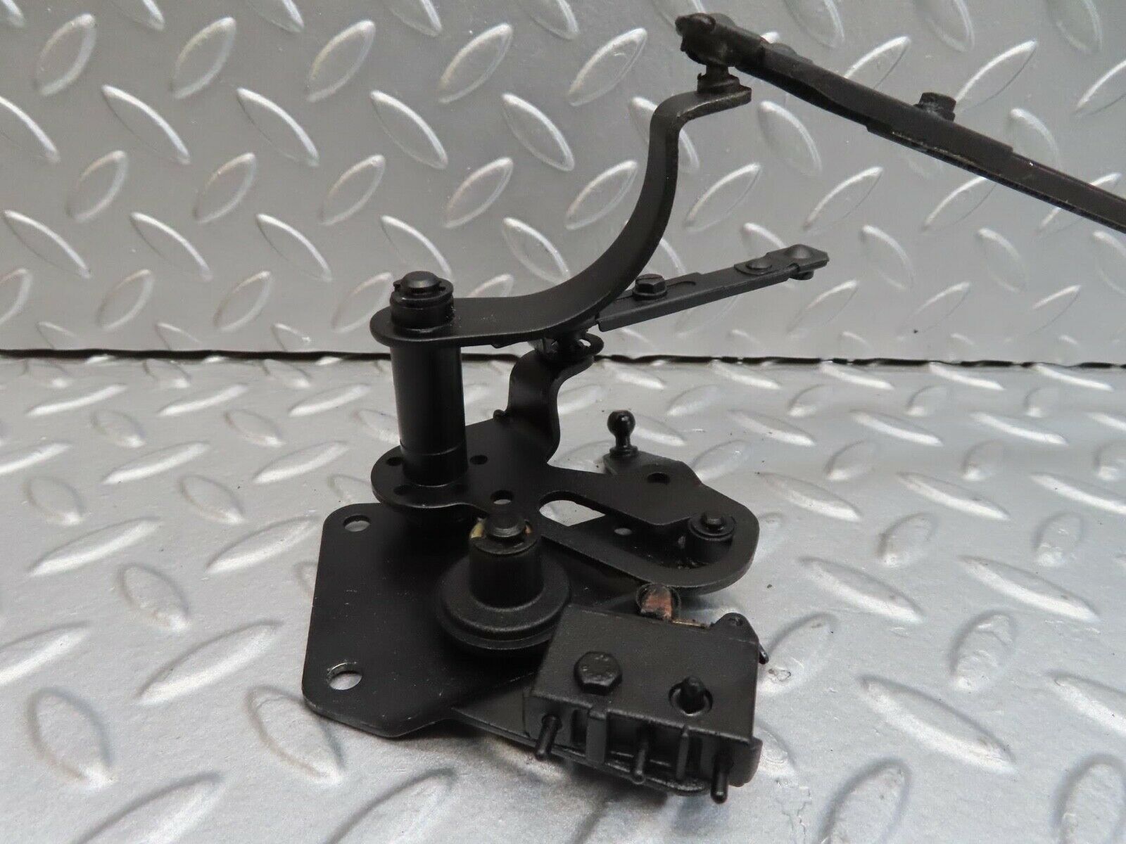 16002 Mercedes-Benz W123 280E Throttle Linkage