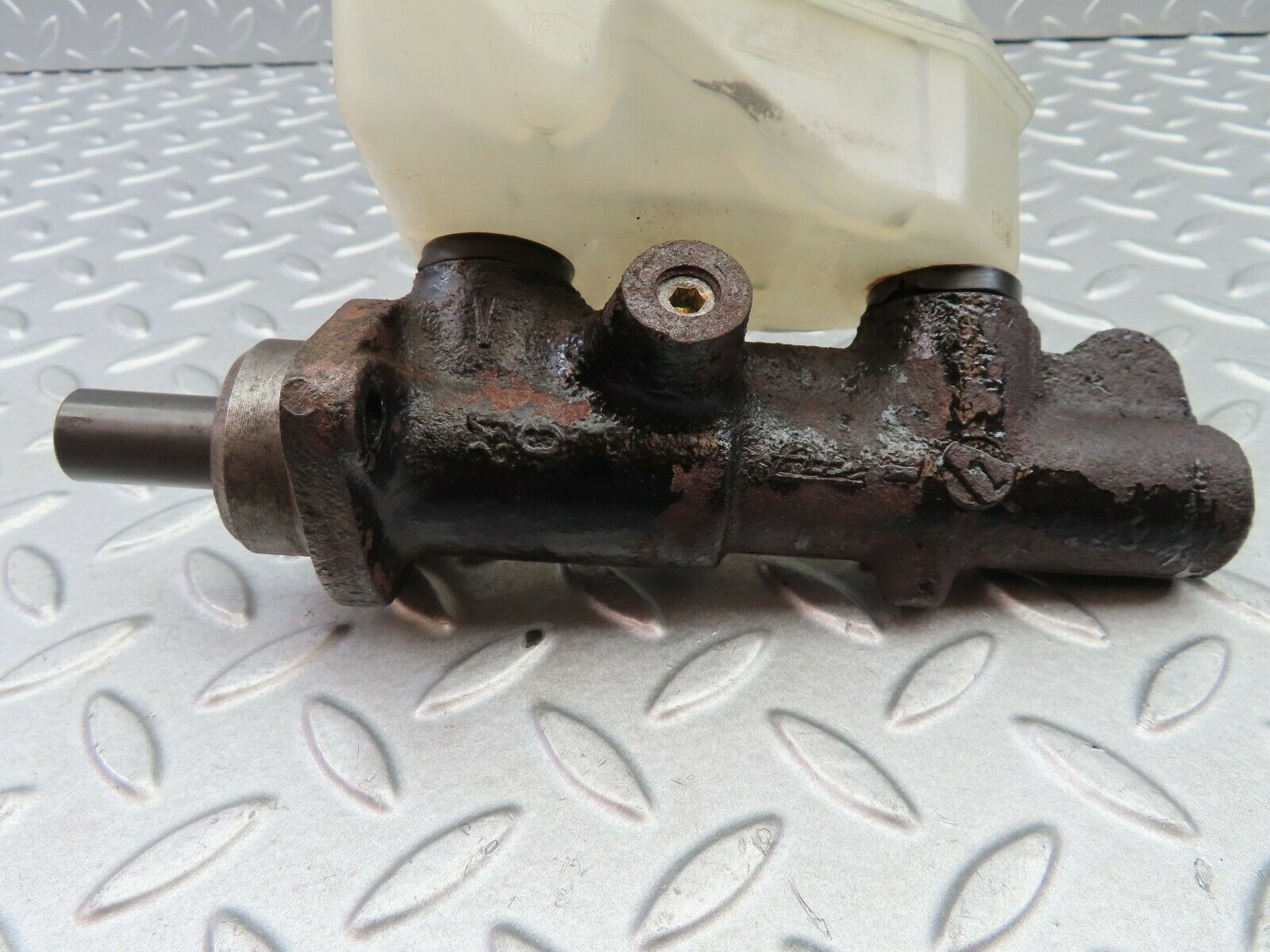 6316 Mercedes-Benz W126 380SE Master Cylinder With Reservoir