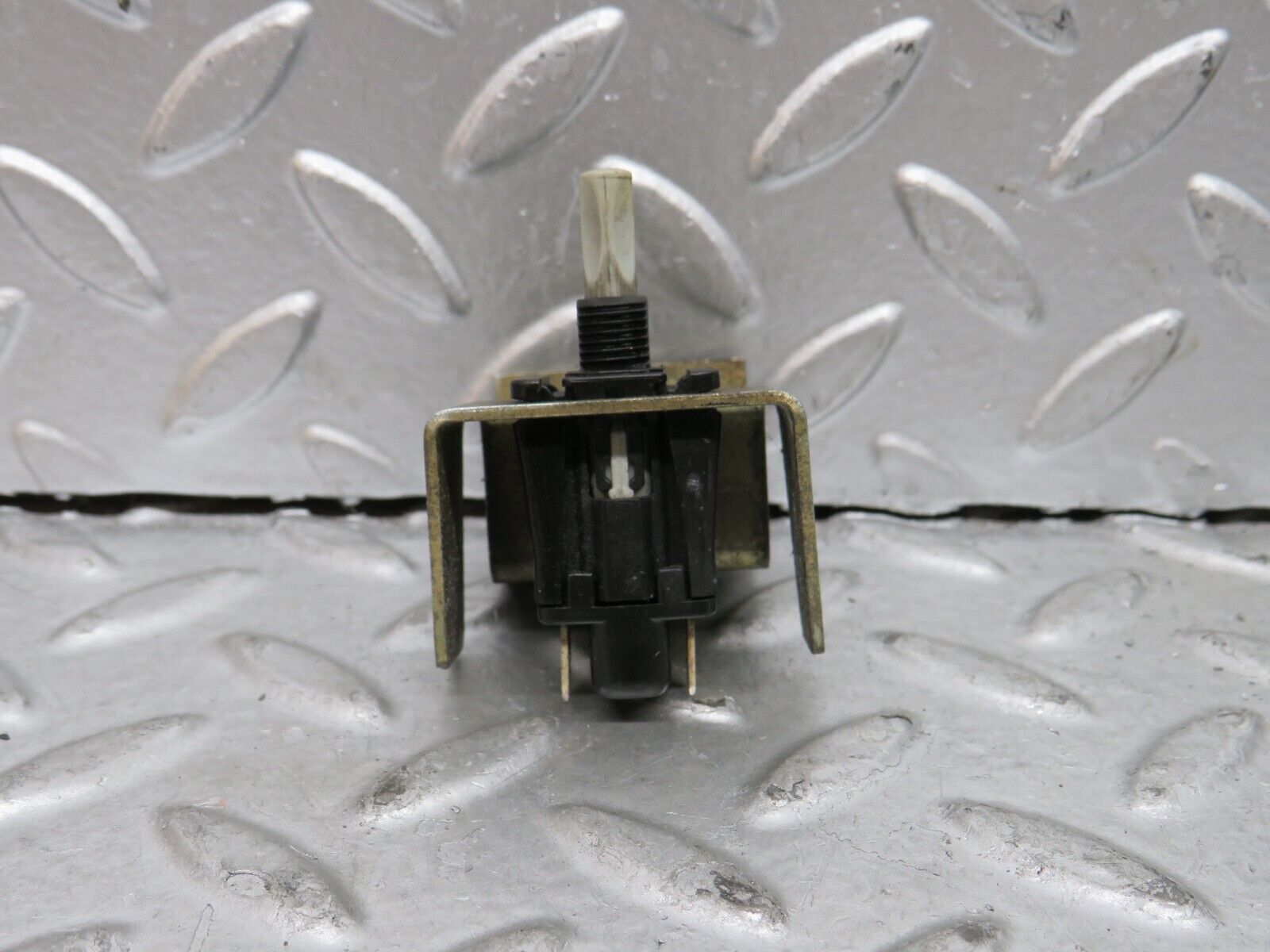 29168 Mercedes-Benz C124 320CE Door Contact Switch With Bracket 2018202110