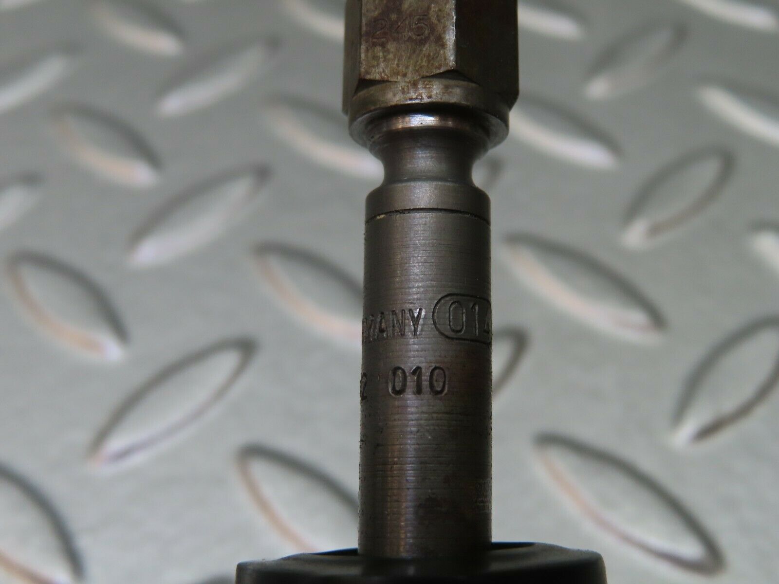 4423 Mercedes-Benz W123 230E Fuel Injector Bosch 0437502010