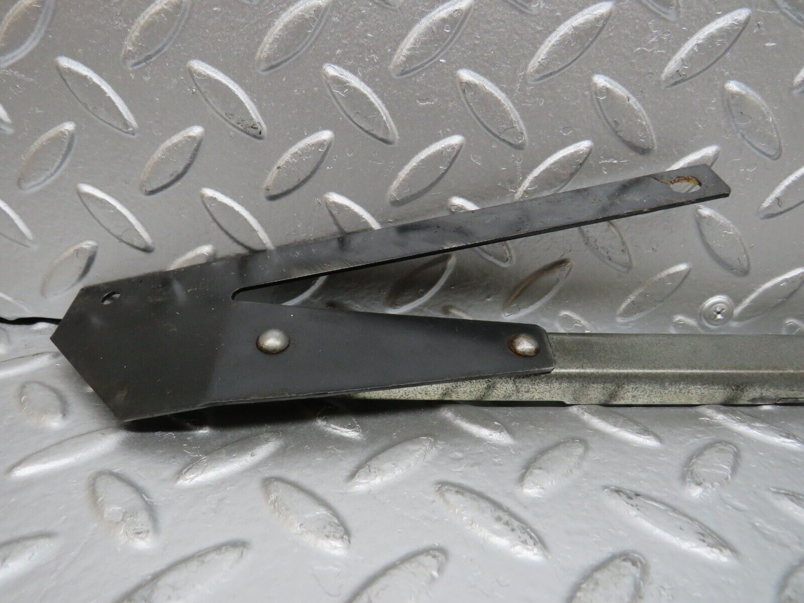 31150 Mercedes-Benz W123 200D Front Right Seat Sliding Adjust Handle