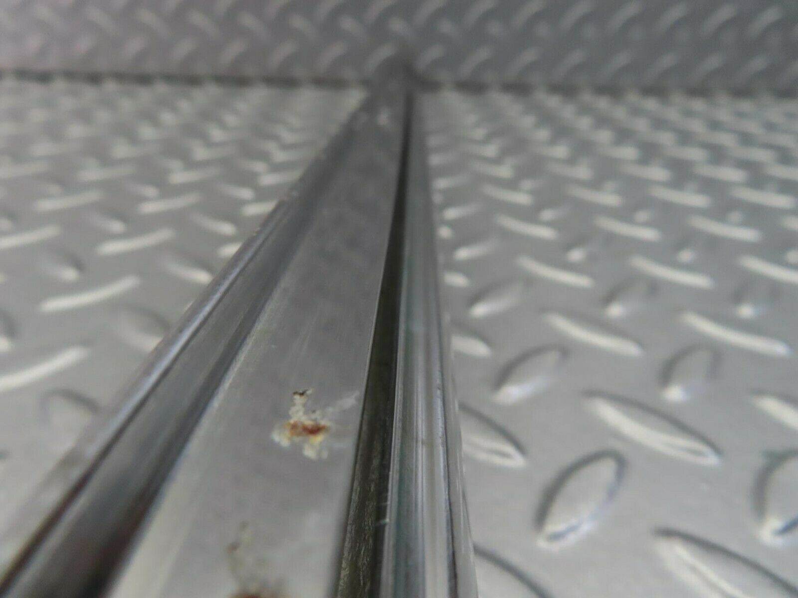 7845 Mercedes-Benz W115 220D Front Right Door Chrome Trim