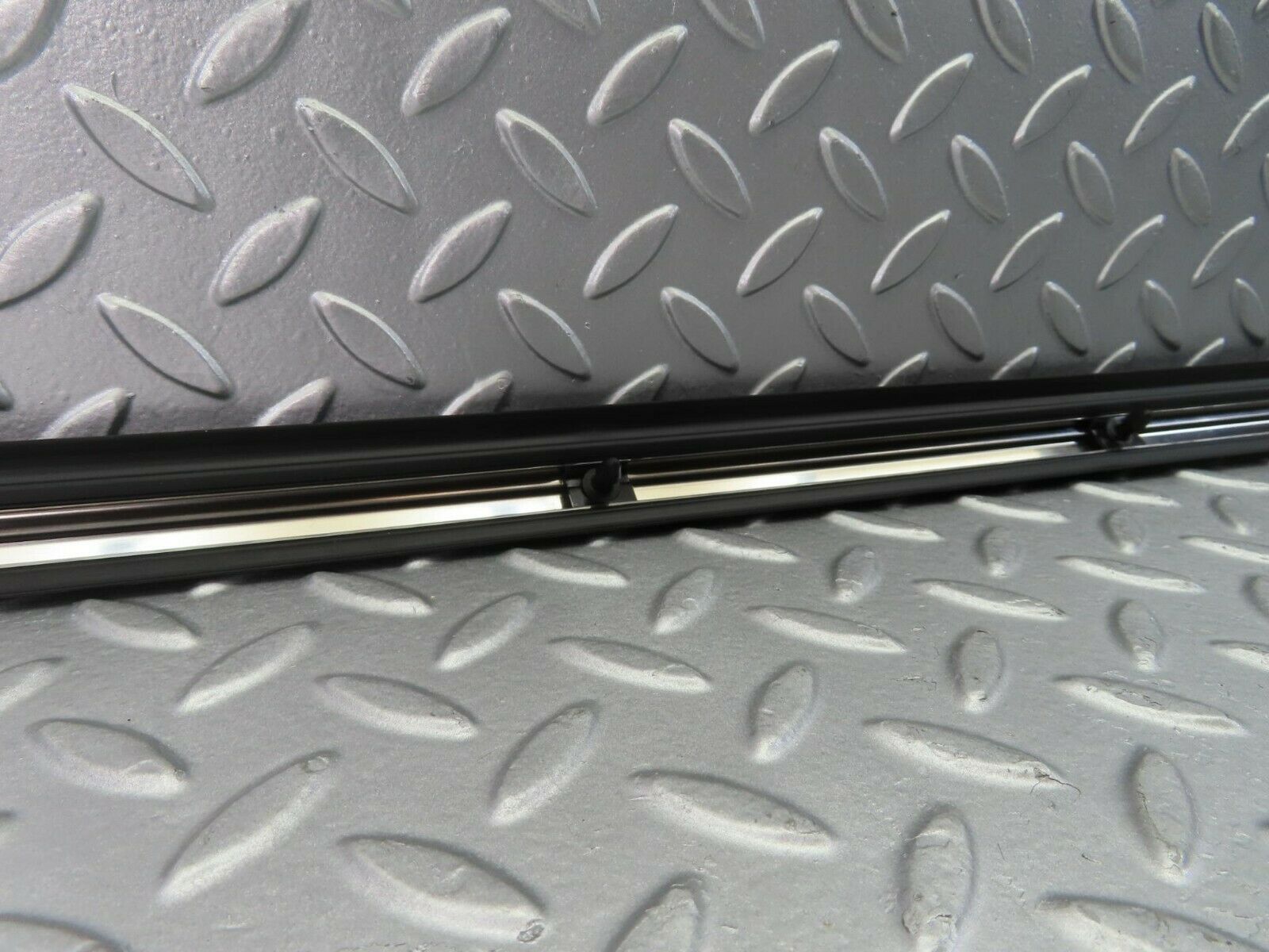 10293 Mercedes-Benz W116 Front Left Door Centre Moulding Trim