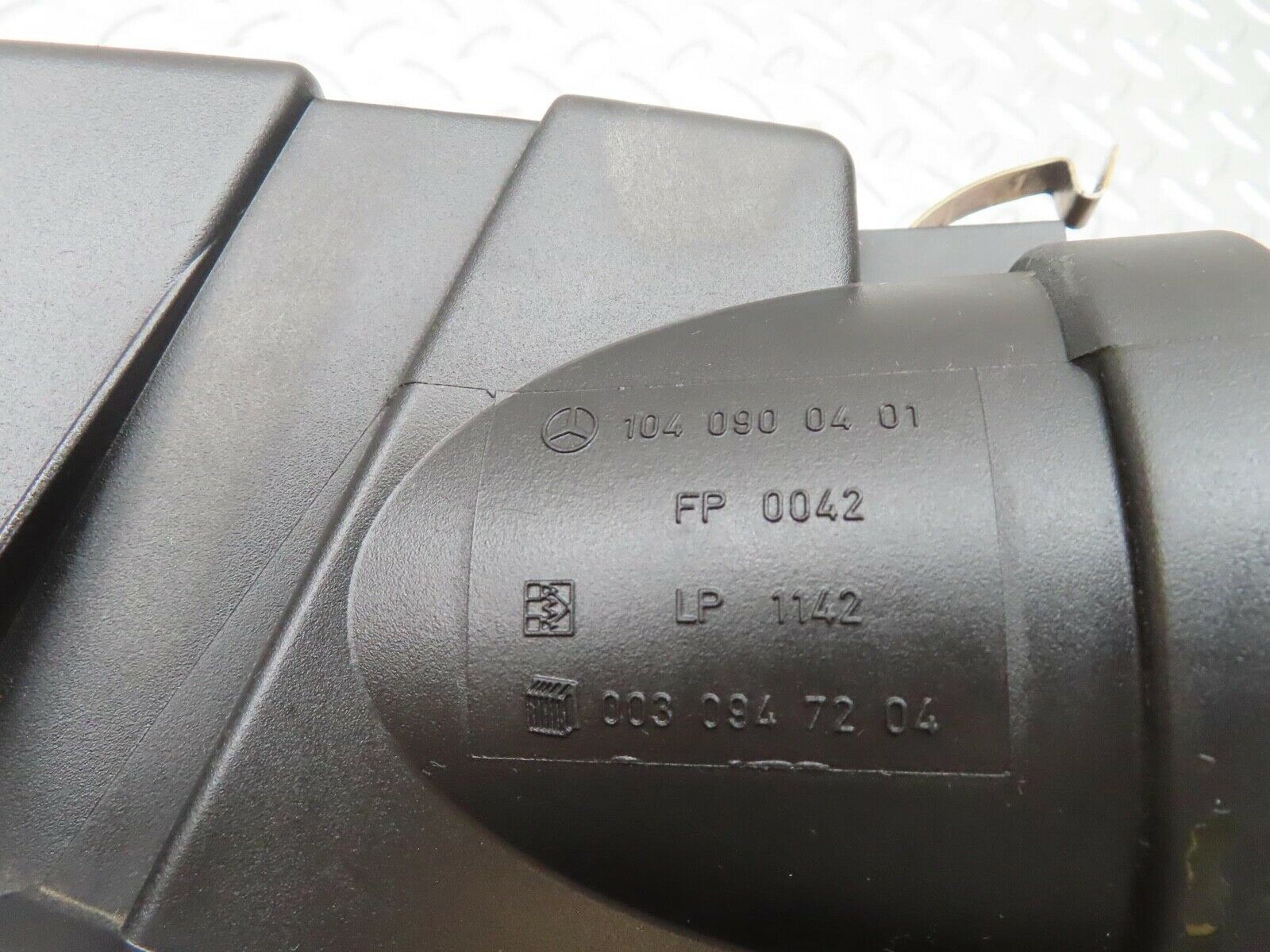 15025 Mercedes-Benz W140 S320 Air Filter Box Housing 1040900401