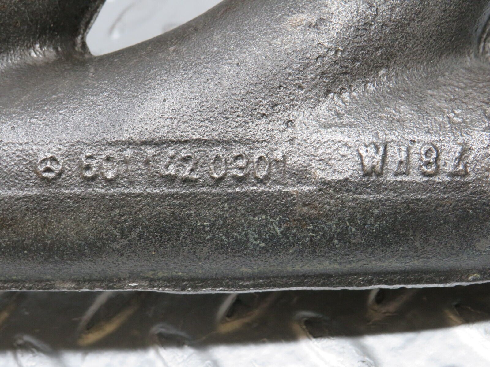 33107 Mercedes-Benz W124 200D Exhaust Manifold 6011420301