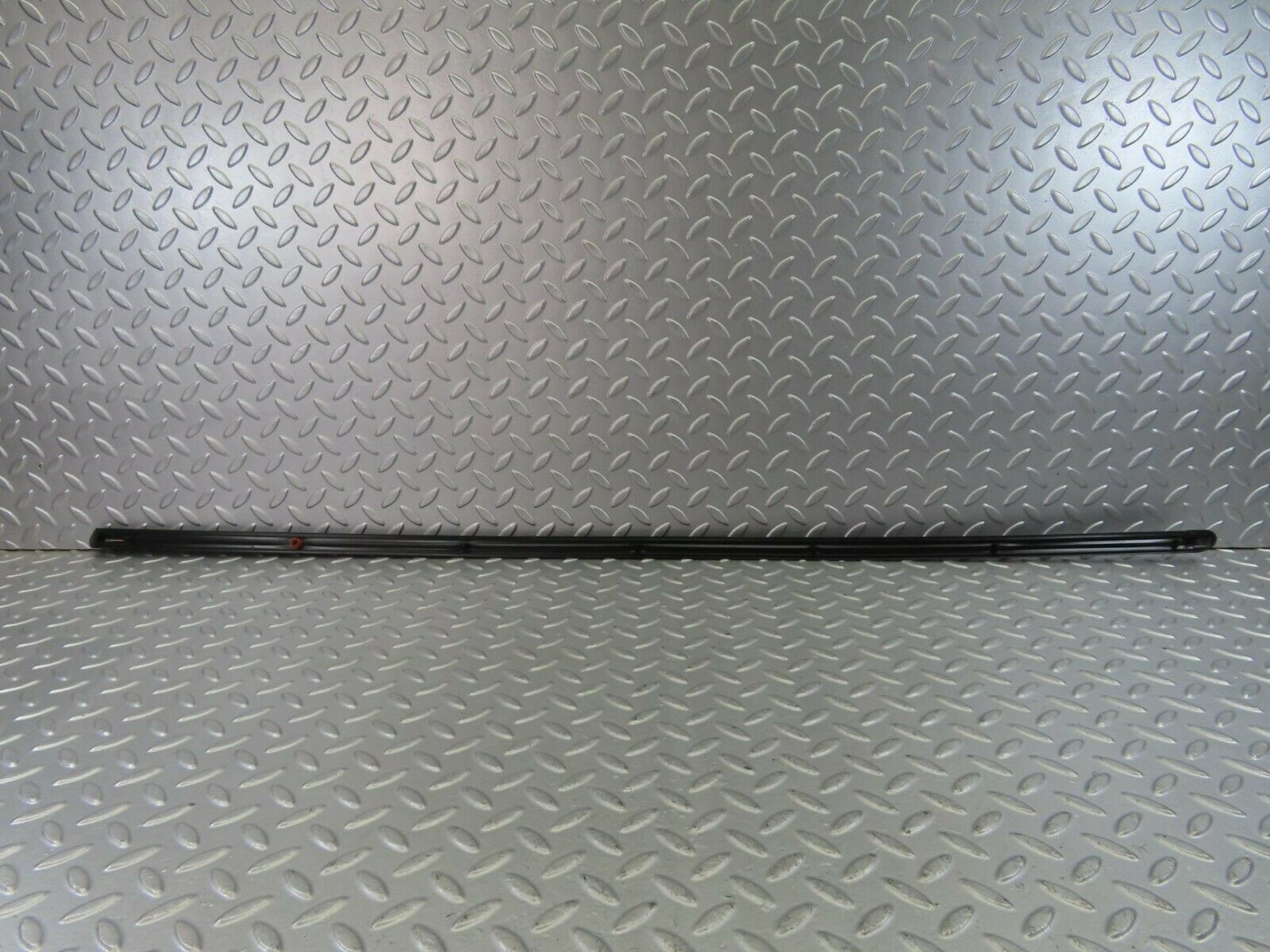 10272 Mercedes-Benz W123 Front Right Fender Wing Centre Moulding Trim