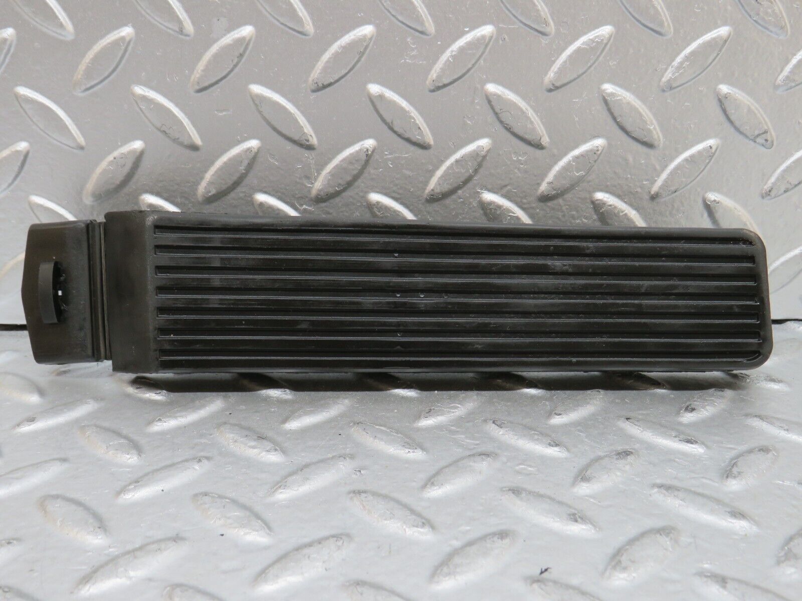 27923 Mercedes-Benz W123 280E Accelerator Pedal With Rubber 1233010082